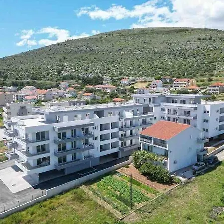 Brand New 1-bedroom Apt W Shared Pool And Parking Apartment *