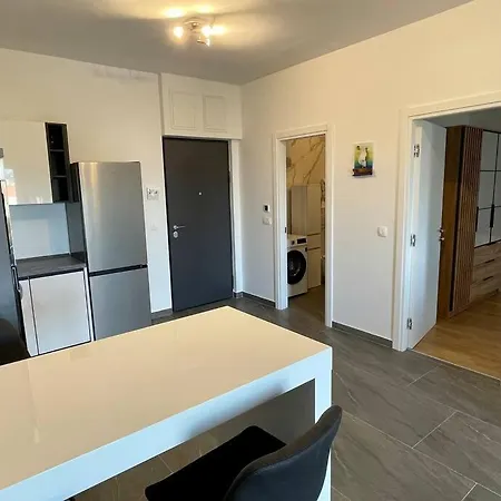 Apartment Brand New 1-bedroom Apt W Shared Pool And Parking