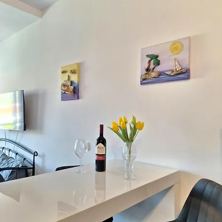 Brand New 1-bedroom Apt W Shared Pool And Parking Trogir