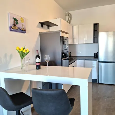 Apartment Brand New 1-bedroom Apt W Shared Pool And Parking *