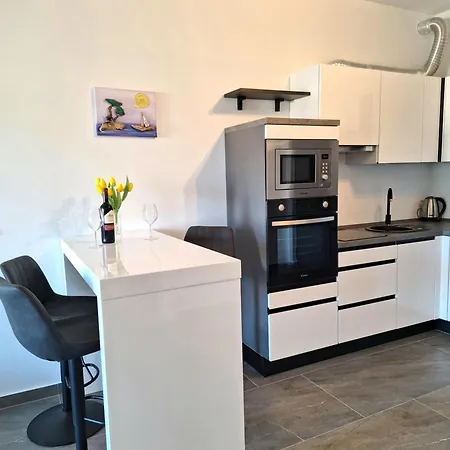 Brand New 1-bedroom Apt W Shared Pool And Parking *