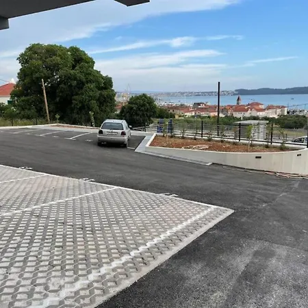 Brand New 1-bedroom Apt W Shared Pool And Parking *