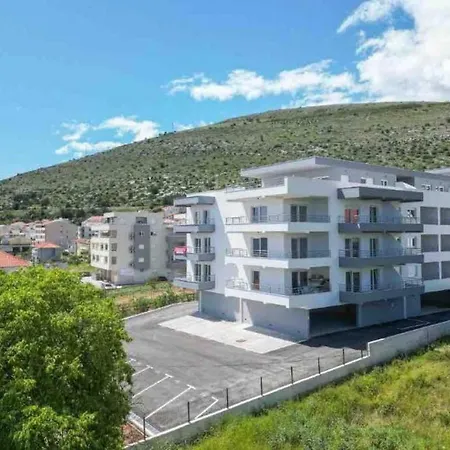 Apartment Brand New 1-bedroom Apt W Shared Pool And Parking
